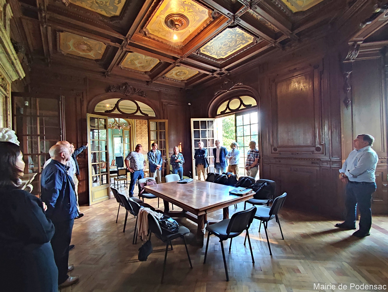 Domaine Chavat - Restauration du plafond à caissons du salon noir ...